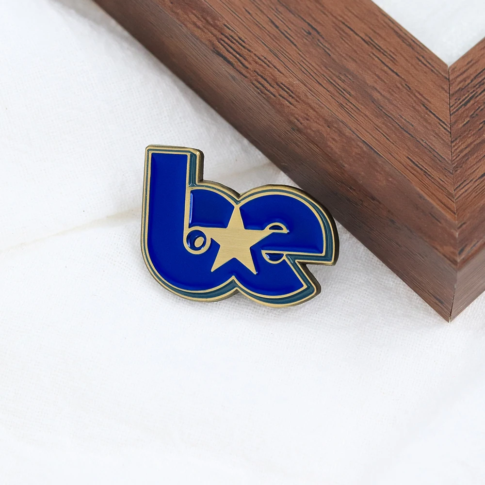 Sänger-Thema, blaues Buchstaben-Abzeichen, Billie Eilish, persönliche Identifikationsbrosche, für Musikliebhaber, Sammel-Emaille-Pins, Geschenke für Fans. – Detail 4