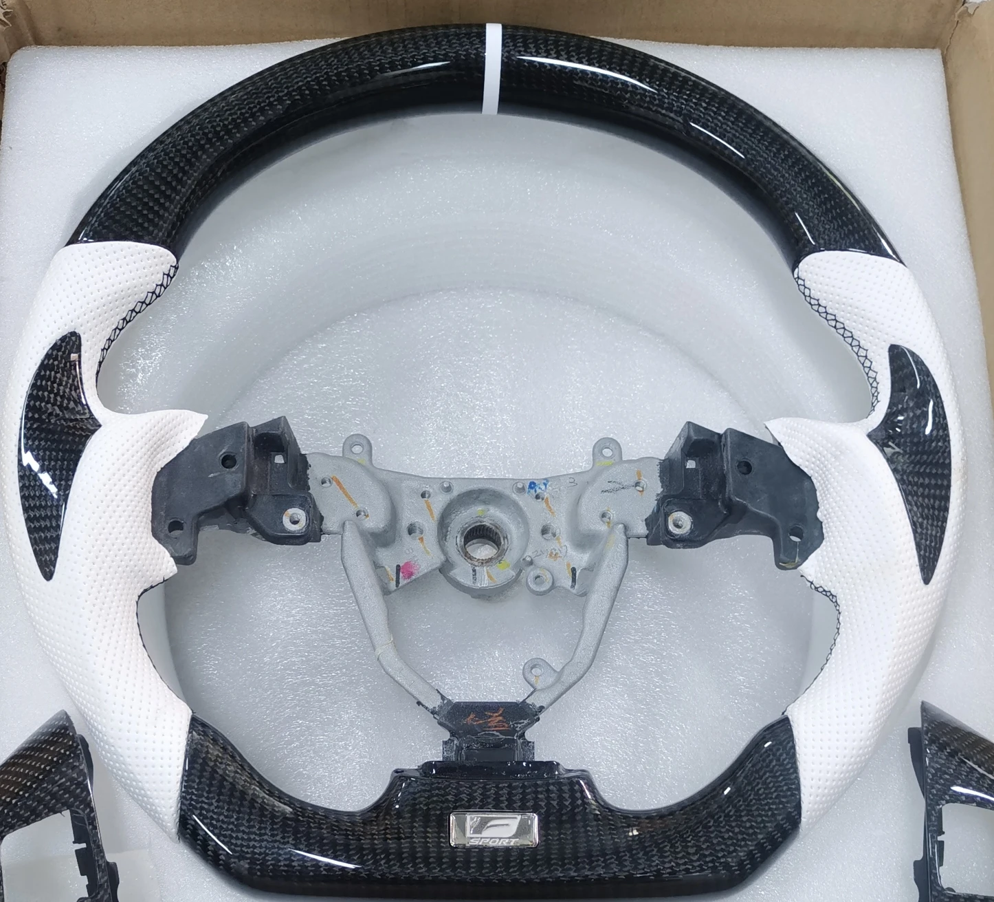 

For Lexus IS250 IS300 IS350 ISF White Perforated Leather+Real Carbon fiber Steering wheel Farme+3,9 point Carbon fiber horn