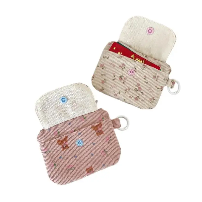 Niedliche Cord-Münztasche mit Blumenmuster und Herz-Druckknopf, perfekt zum Aufbewahren von Münzen, Lippenstiften, Ohrhörern für den täglichen Gebrauch. – Detail 9