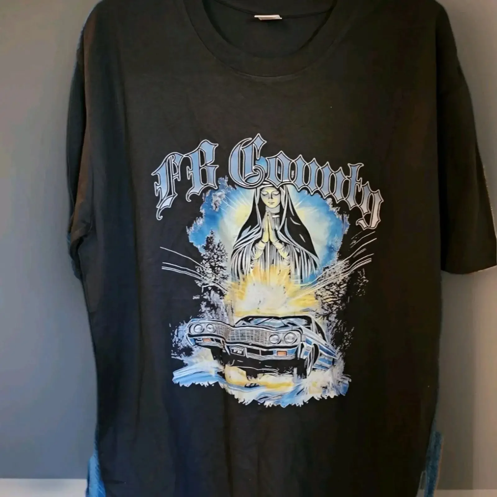 T shirt graphic design of the Virgin Mary praying over a lowrider car size XL vintage Washed designer clothes Breathable