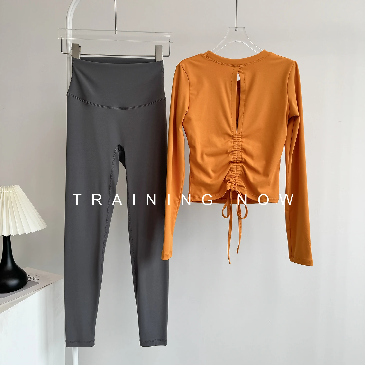 

Высококачественный спортивный костюм для женщин, осенняя красивая одежда для йоги на спине с нагрудными подушечками и длинными рукавами для похудения, утренний бег