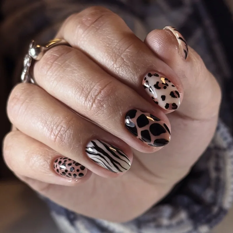 

24PCS Spicy Cool Short Almond False Nails with Glue Brown Leopard Print Simple Patterns Fake Nails for Women Detachable Press On