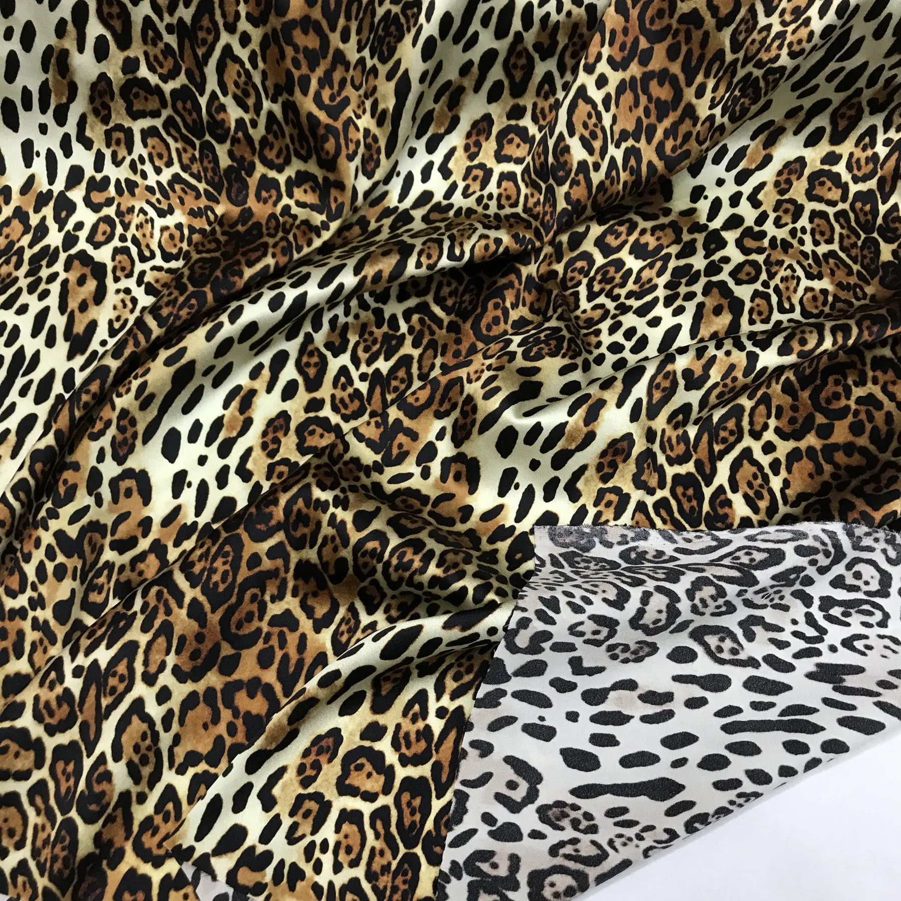 European and American Leopard Print on a Green Background Printed Stretch Silk Fabric 19 Momme Fashion Silk Shirt Dress Fabric