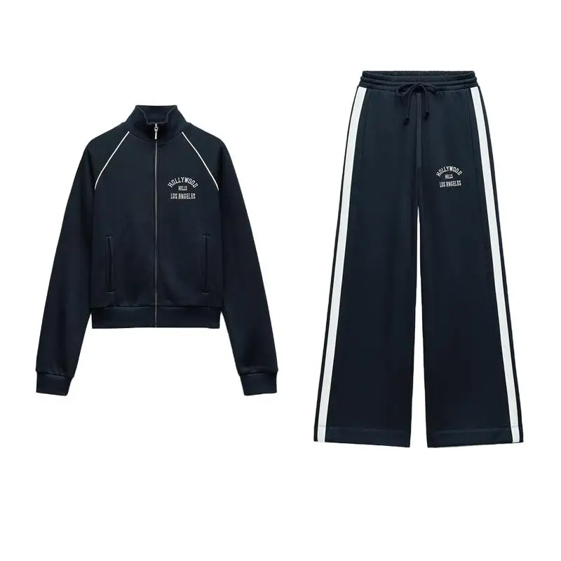 เสื้อสเวตเตอร์มีซับในพร้อมผ้ากำมะหยี่พิมพ์ลาย และกางเกงวิ่งตกแต่งแถบข้าง ชุดซิปยาว