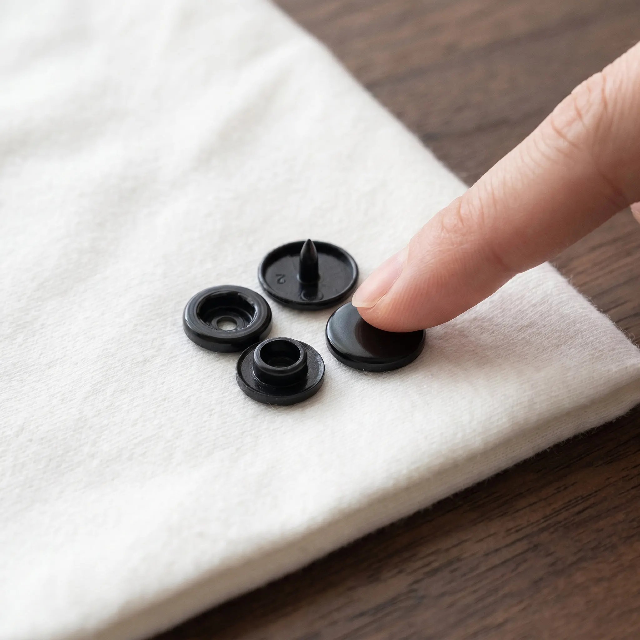 200Pcs Resin Snap Buttons Kit for Clothing Sew on Plastic Snap Fasteners Replacement Buttons for Bibs Rompers Overalls