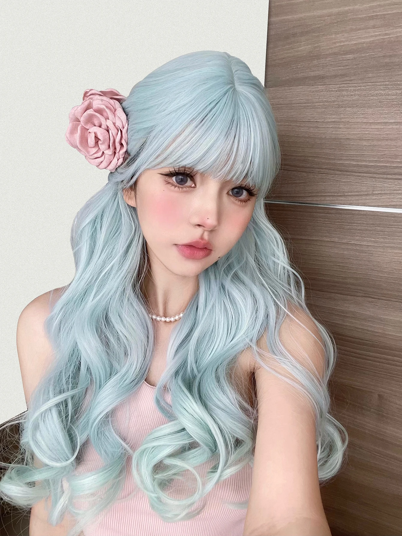 Parrucche sintetiche Lolita rinfrescanti blu cielo da 24 pollici con parrucca di capelli ondulati naturali lunghi Bang per le donne Cosplay quotidiano resistente al calore