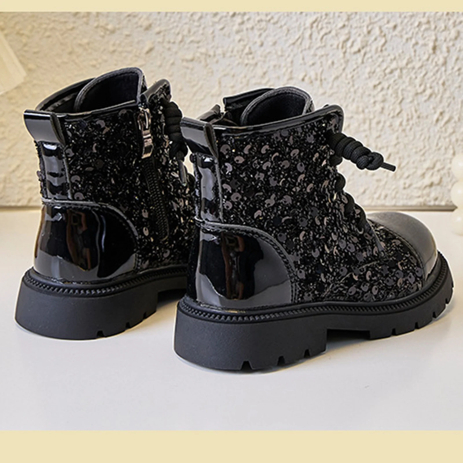 

Новые модные простые ботильоны, блестящие, в стиле ретро, из кожи, универсальные, нескользящие, повседневные, для девочек, осенние, в стиле принцессы.