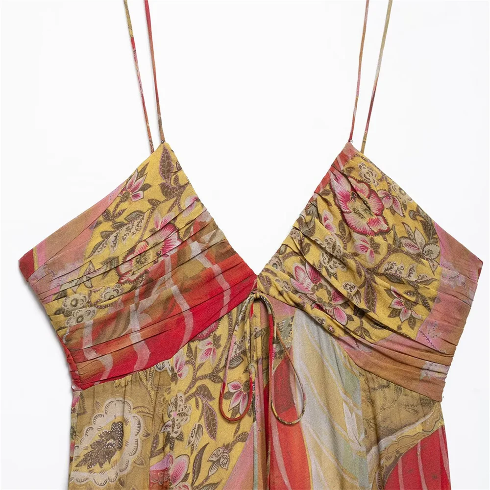 女性のファッショナブルな背中開きVネックサスペンダードレス、セクシーな雰囲気の夏の新作ドレス