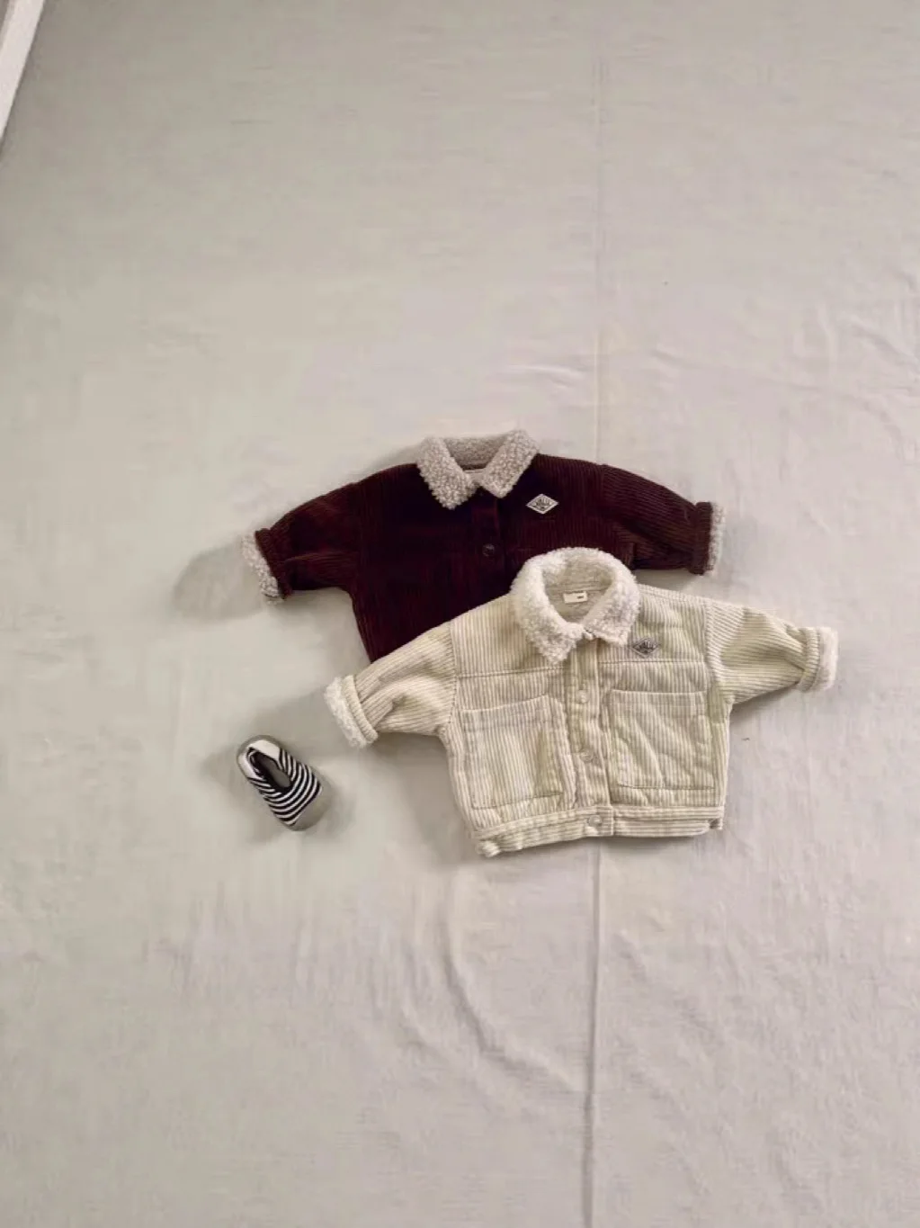 2025年冬新作ベビー長袖フリースコート幼児女児綿入りジャケットプラスベルベット厚手幼児男児暖かいコーデュロイコート