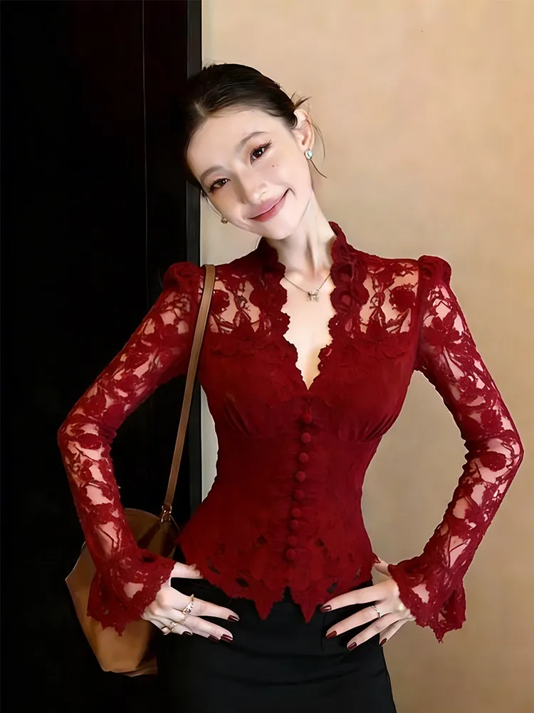 

Сексуальная красная кружевная блузка для женщин, новая весенняя модель с V-образным вырезом, корректирующая фигуру, красивая блузка в корейском стиле для офиса и повседневной носки