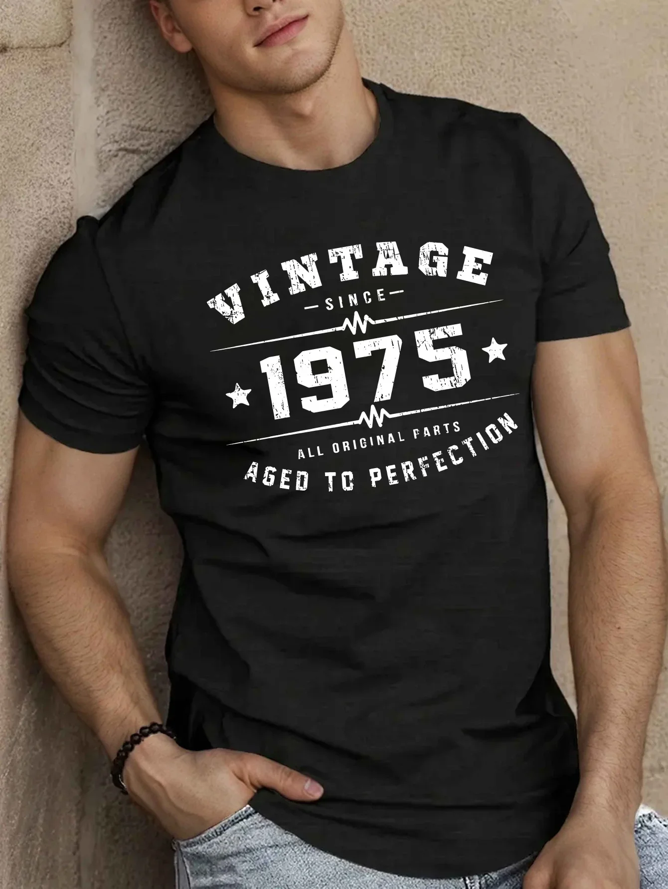 

Classic and retro 1975 men's summer 100% pure cotton retro design printed T-shirt, mature and fashionable top for outdoor travel