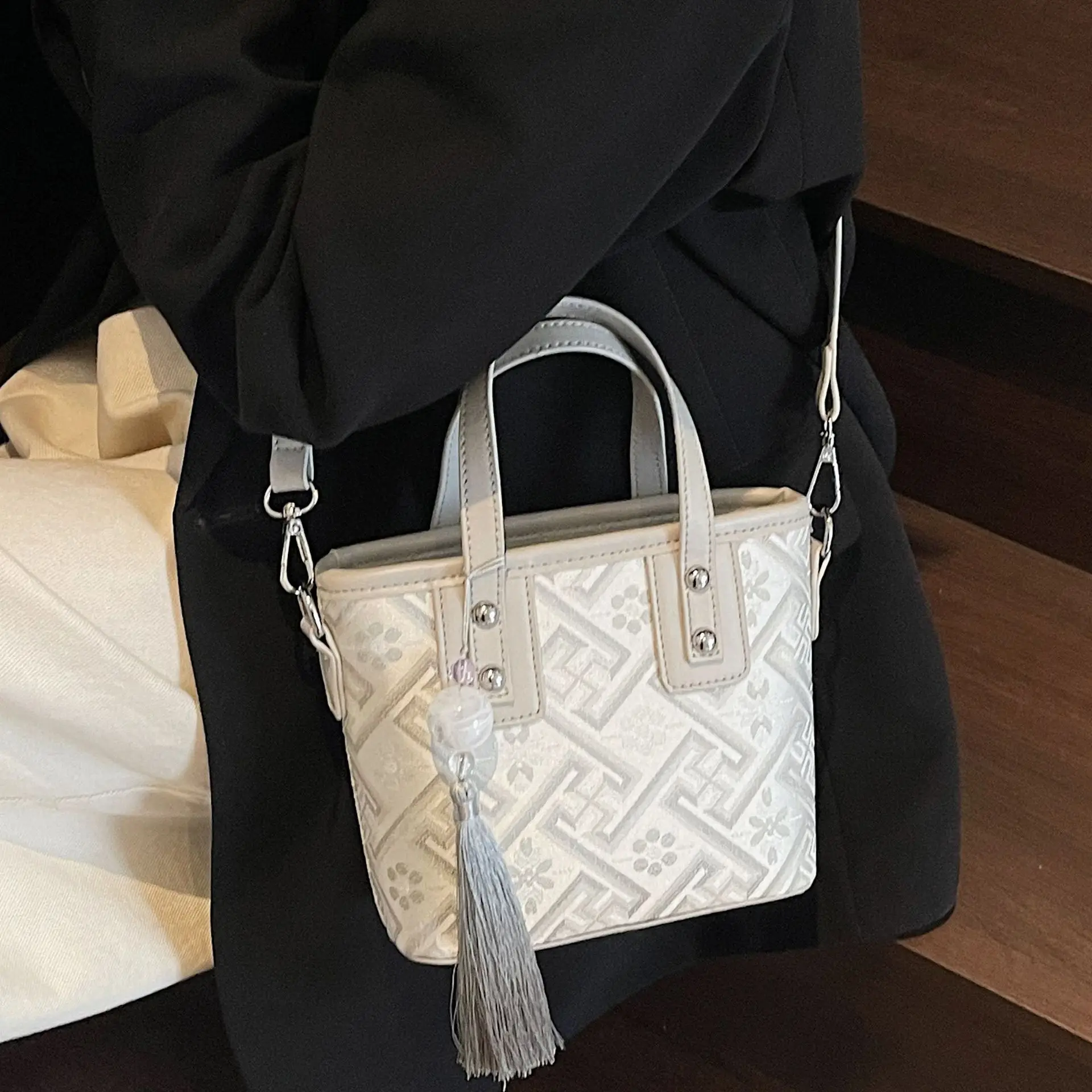 

2025 New! Women's Portable Premium Bucket Bag - Sweet Delicate Korean Niche Chain Crossbody