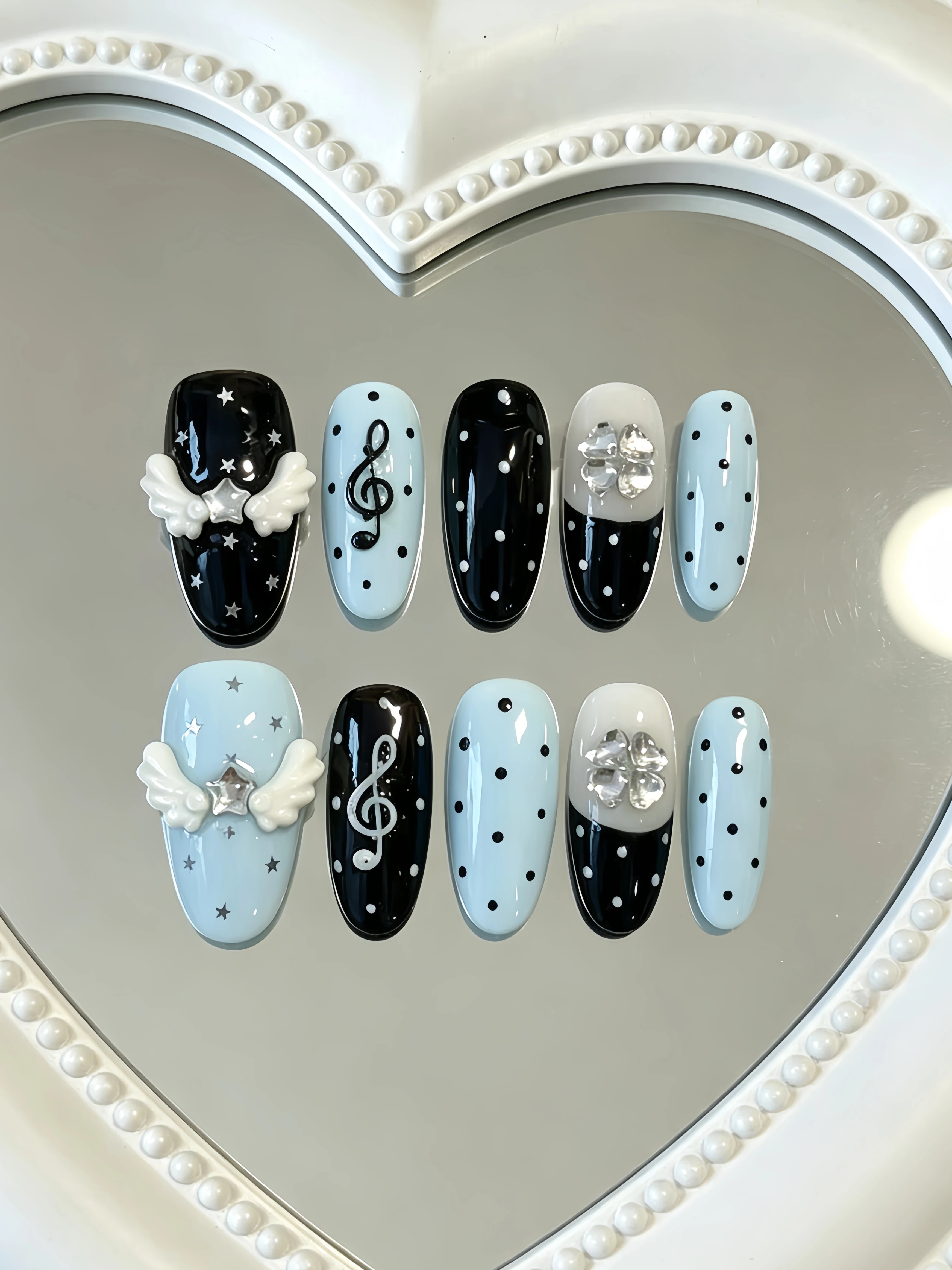 10 Oval-Shaped Press-On Nails, Blue and Black Ins Music-Themed Niche Nail Art, Korean-Style Four-Leaf Clover Rhinestone Decorations for a Comic-Con Photo Shoot Vibe, Reusable Finished Fake Nails