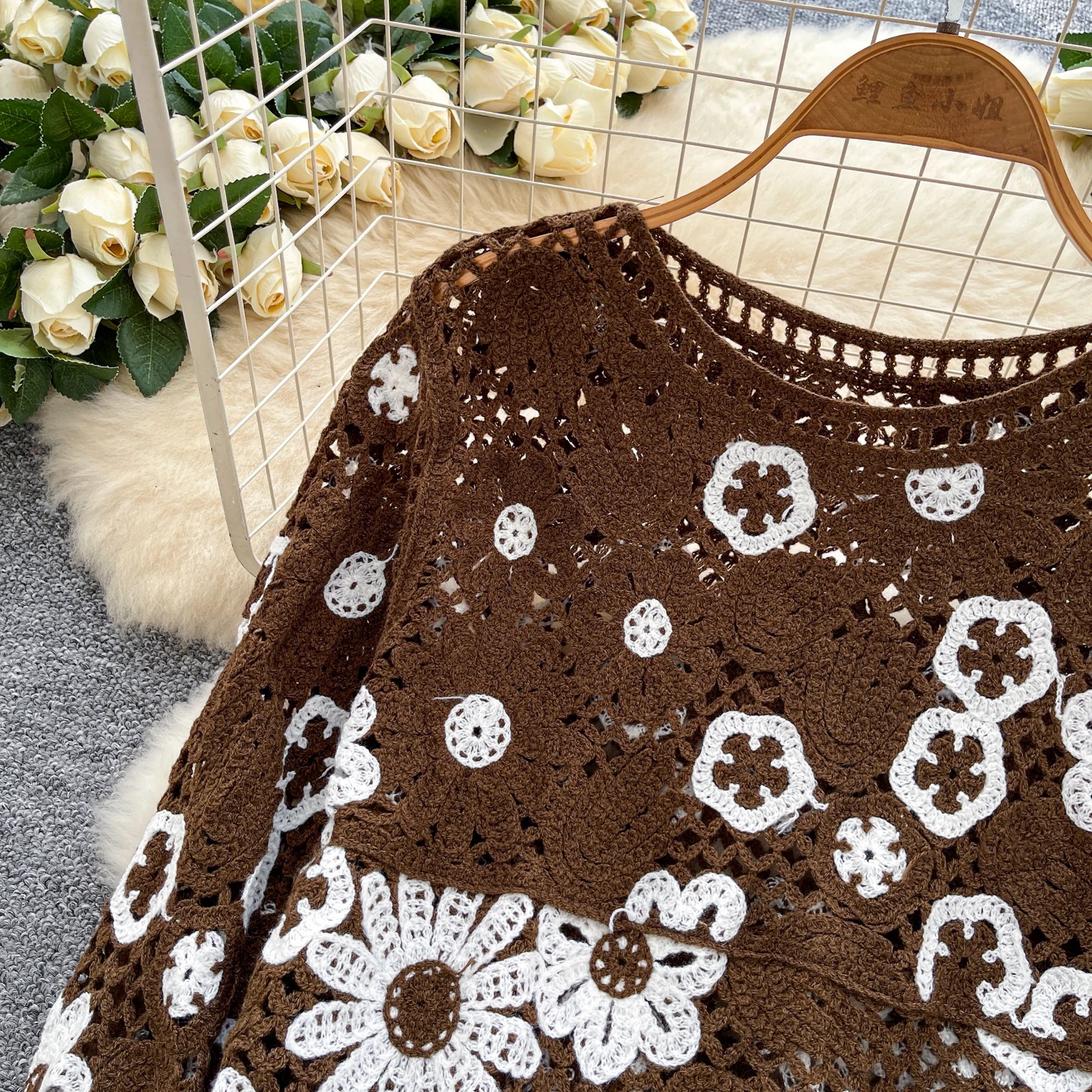 Retro Bohemian Hollow Crochet Long-sleeved Knitted Tops For Women 2025 Autumn Vacation Beach Cover-up Sweater: Swetry damskie z długim rękawem, ażurowe, dziergane na szydełku, w stylu retro boho, idealne na wakacje jesienią, jako narzutka na plażę.