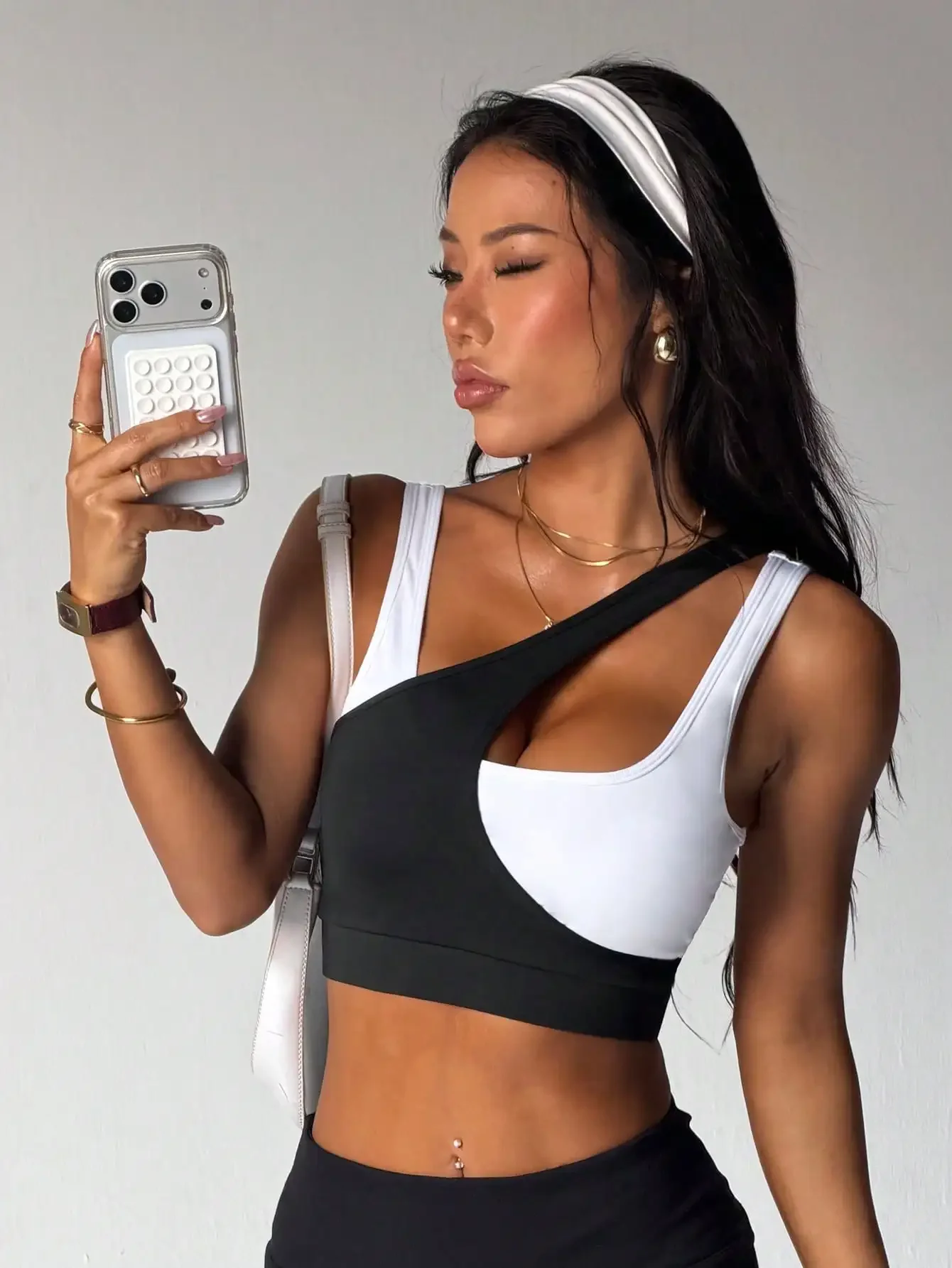 

Women's Fashion Black & White Removable Padded Adjustable Strap Sports Knit Bra Spring and summer