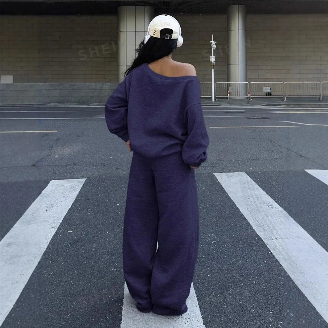 프리미엄 여성 트레이닝복. 편안한 스트리트 스타일을 위한 궁극의 편안함을 선사하는 세트입니다.
