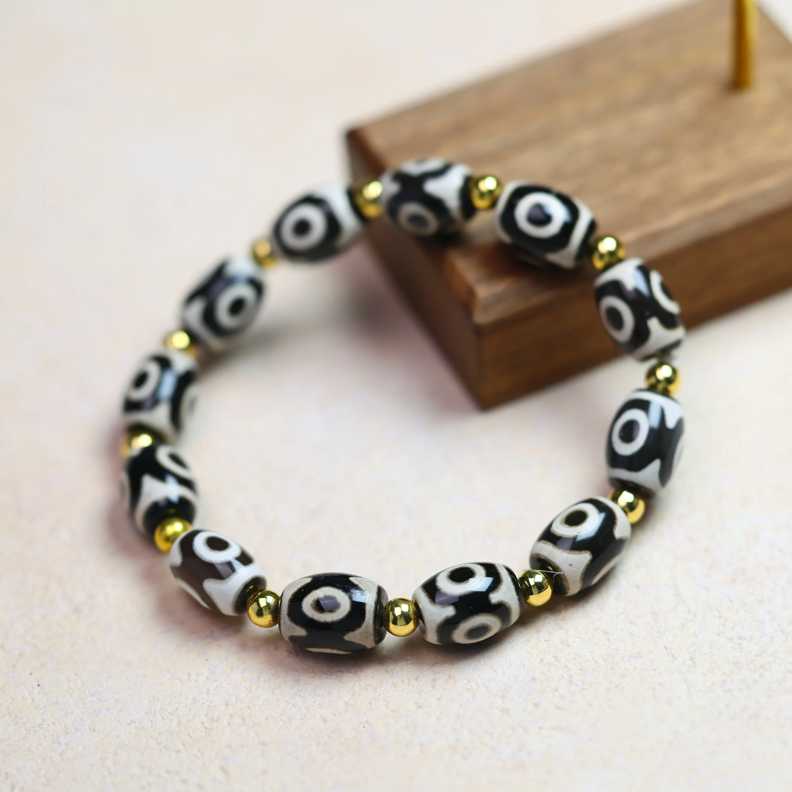 

This exquisite agate sky pearl bracelet for both men and women symbolizes health and longevity. It is a perfect gift for fiend