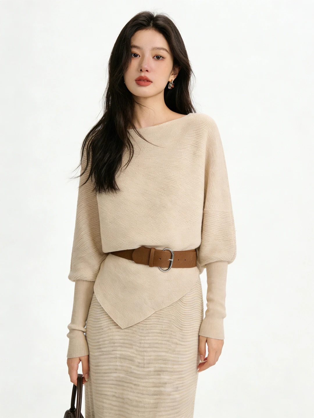 

Корейский вязаный свитер с рукавами «летучая мышь» и асимметричным плечом, стройнящий силуэт, модный комплект для весны и осени с юбкой