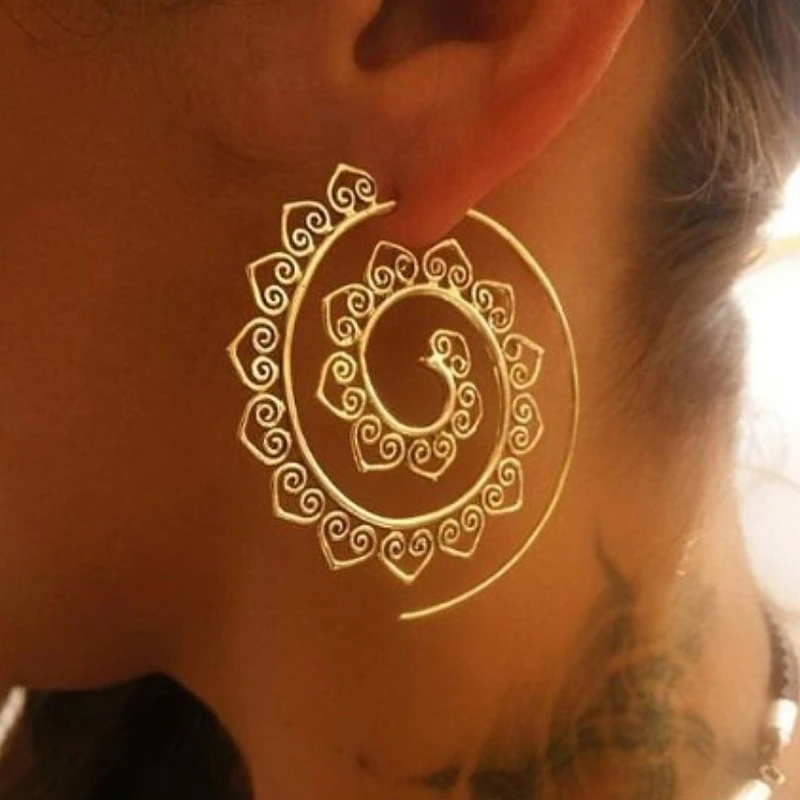 New Spiral Dangle Earrings for Women Vintage Baroque Hyperbole Female Dangle Earrings Hollow Heart Net Pendants Earrings