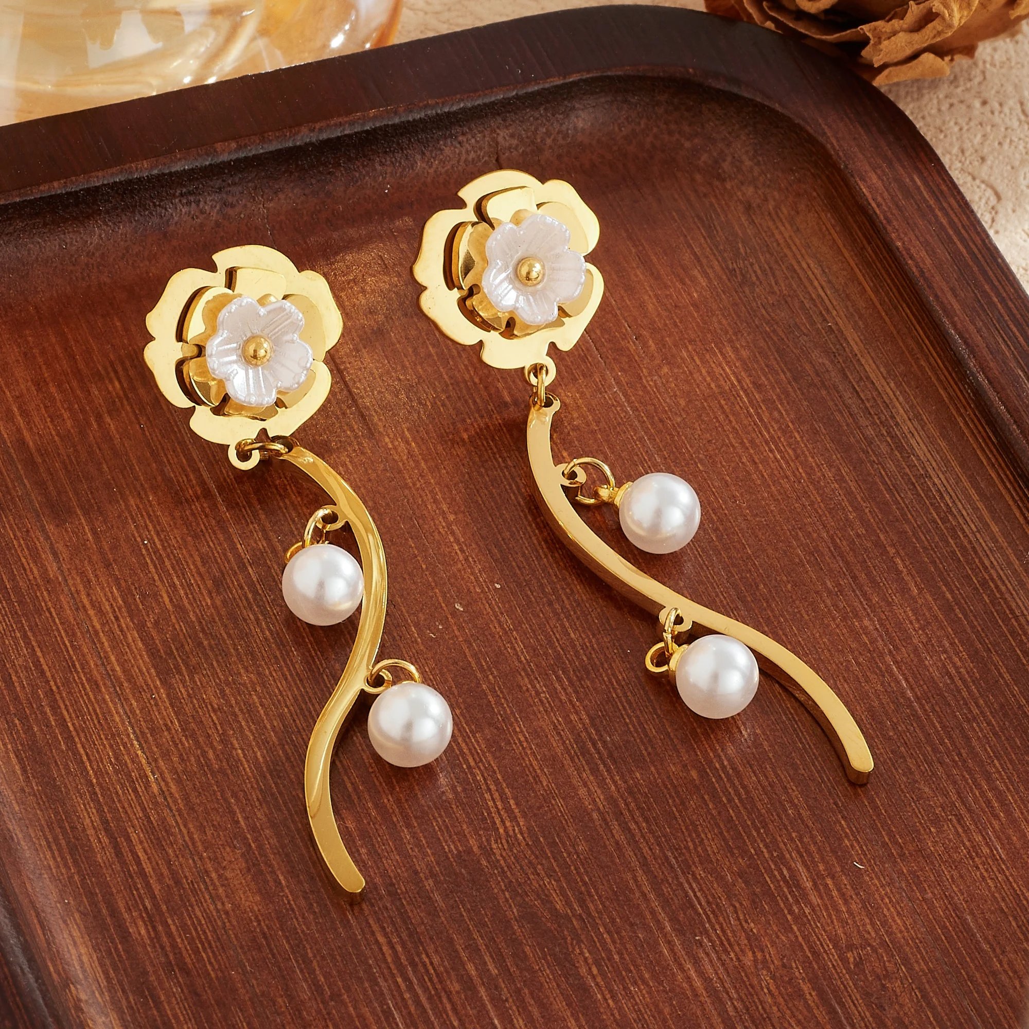 Goldene Ohrringe aus Edelstahl mit Muschelblumen-Design, gebogenen, simulierten Perlen und Tropfenform, elegant, wasserdicht, Hochzeitsschmuck, Geschenk für Damen