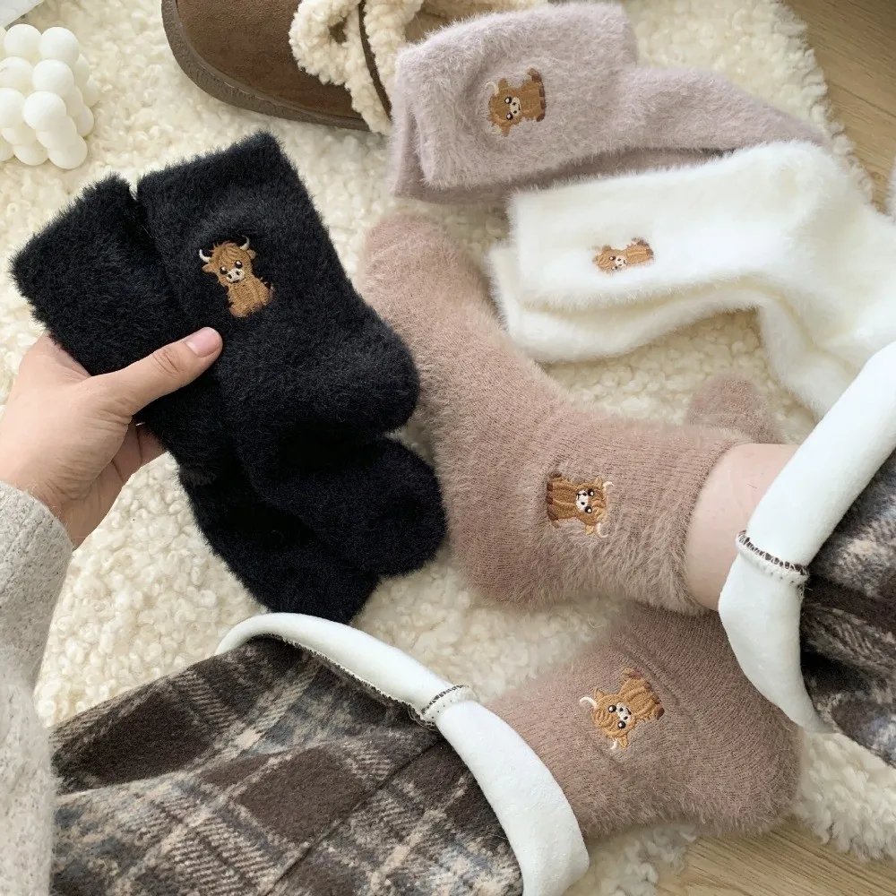 

Autumn Winter Warm Floor Socks Embroidered Fleece Thickened Furry Socks Cute Cartoon Carpet Home Socks Women
