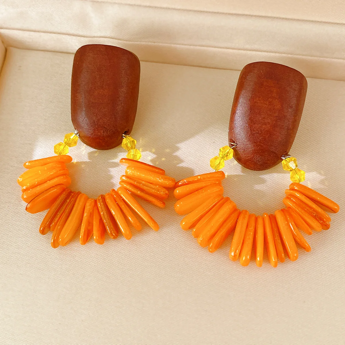 Europe and America Oval Dangle Earrings Vintage Wooden Drop Earrings with Glass Bead Seashell Pendant Women's Fashion B+