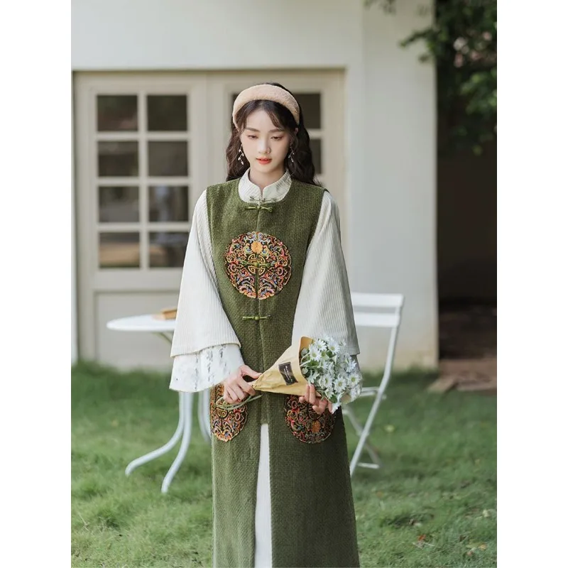 

2024 Winter Elegant Embroidered Green Long Vest White Bell Sleeve Cheongsam 2pcs Women's Improved Chinese Traditional Clothing