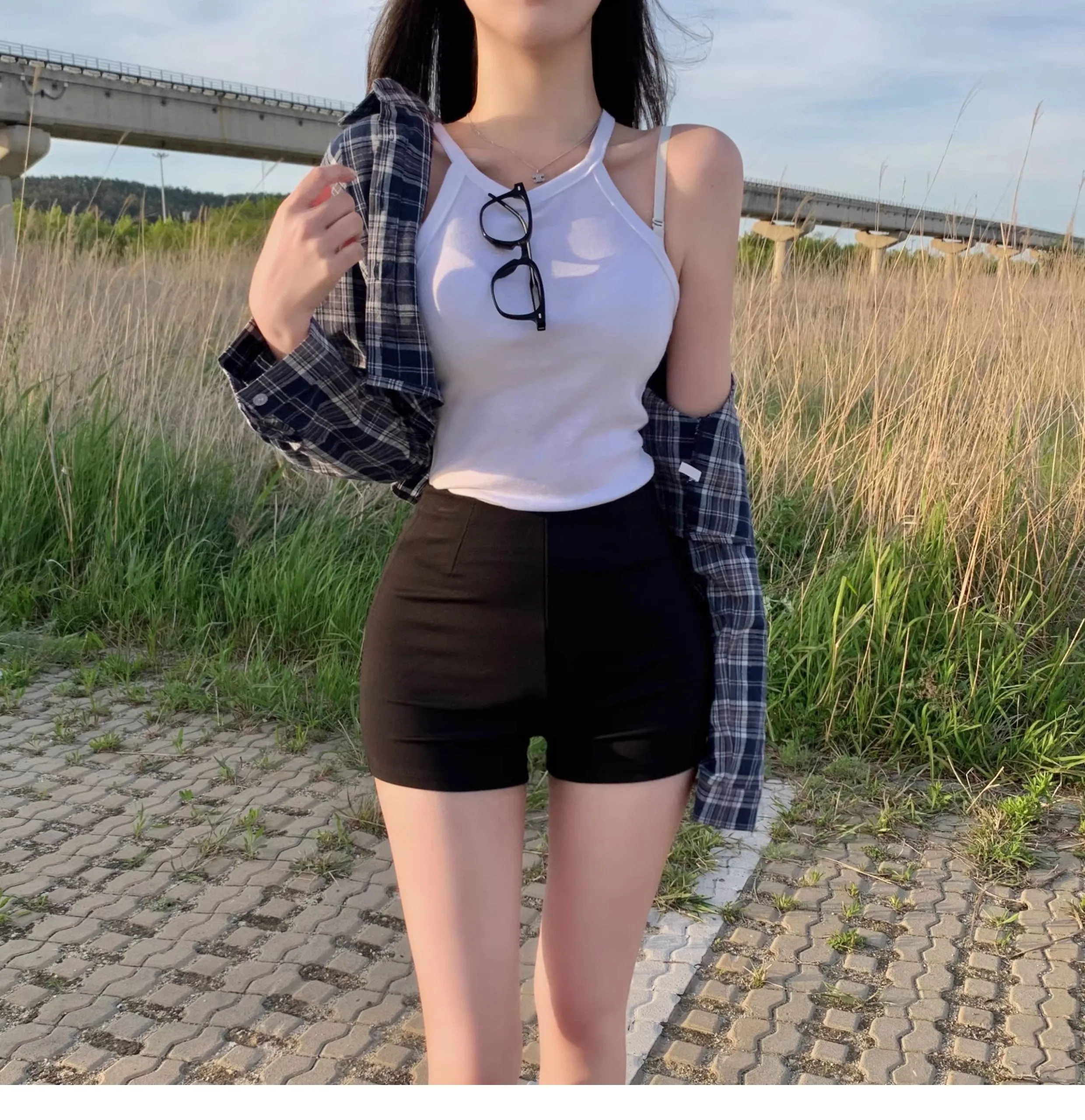 2026 Hochgeschnittene, schmal geschnittene schwarze elastische Shorts für Damen – vielseitige figurbetonte Straight-Leg 3-Punkte-Hotpants für Mädchengruppen – Detail 4