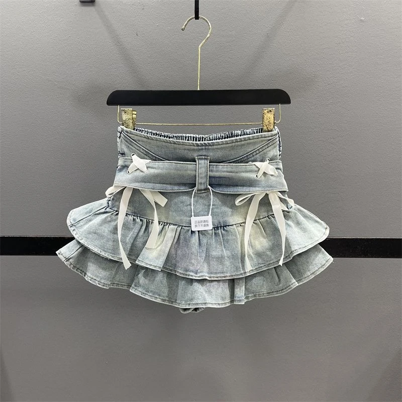 

Джинсовая юбка-шорты с высокой талией, кружевной отделкой и бантом, в стиле Spice Girls, А-силуэт, многоярусная, облегающая, с пэчворком, в стиле хип-хоп