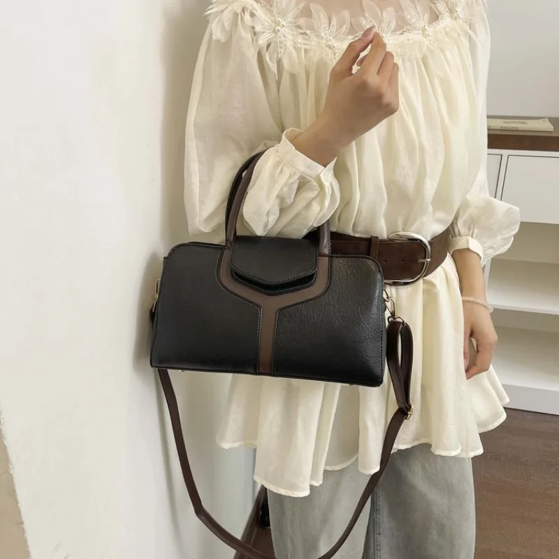 

Casual Simple Vintage Women Messenger Bag Premium Leather High End Classic Elegant Trendy Daily Carry Bag