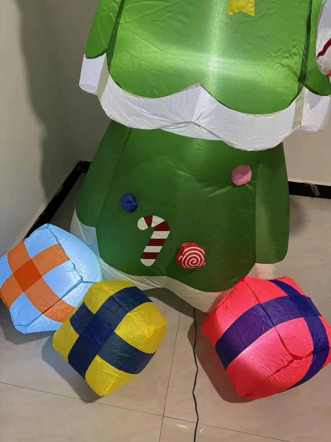 6.8ft Christmas Inflatables Tree with Santa and Snowman Outdoor Decorations, Blow up Christmas Tree with 3 Gift Boxes Yard Decor