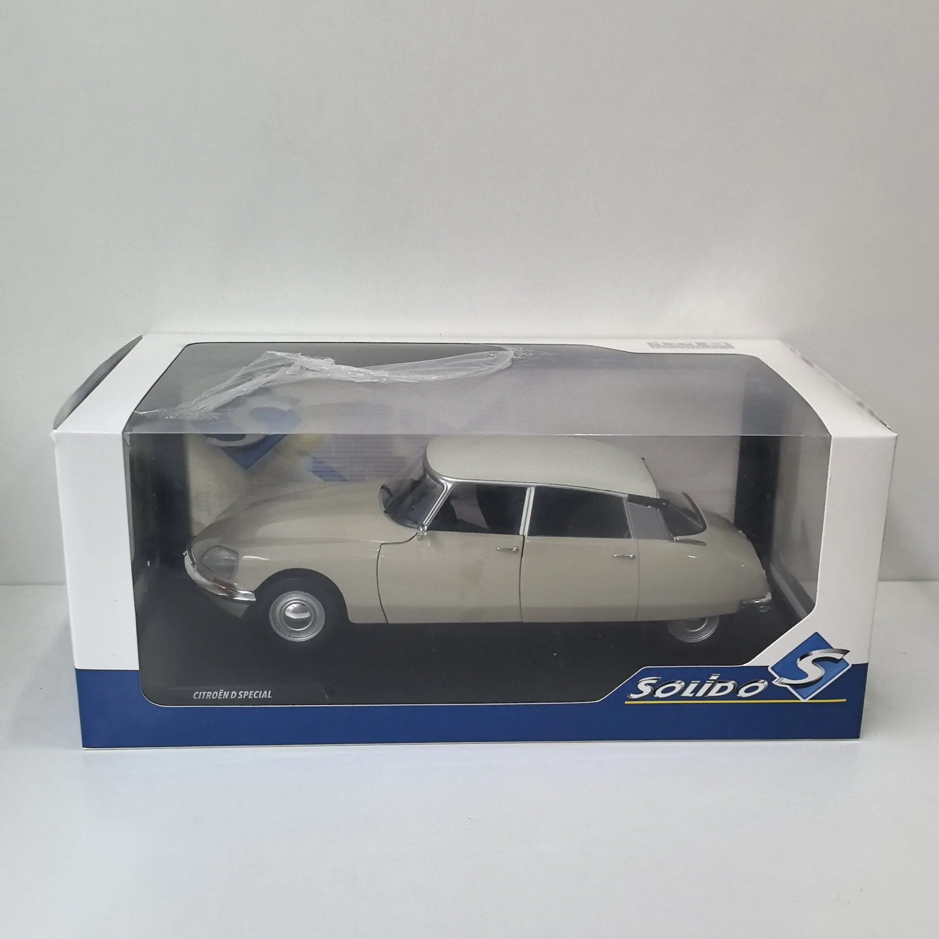 Diecast SOLIDO 1/18 Scale CITROEN D SPECIAL 1972 62 Alloy Car Model view 2