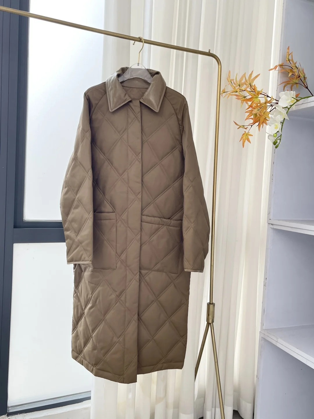 

2025 Элегантный коричневый красивый швейный клетчатый теплый свободный пуховик с длинными рукавами