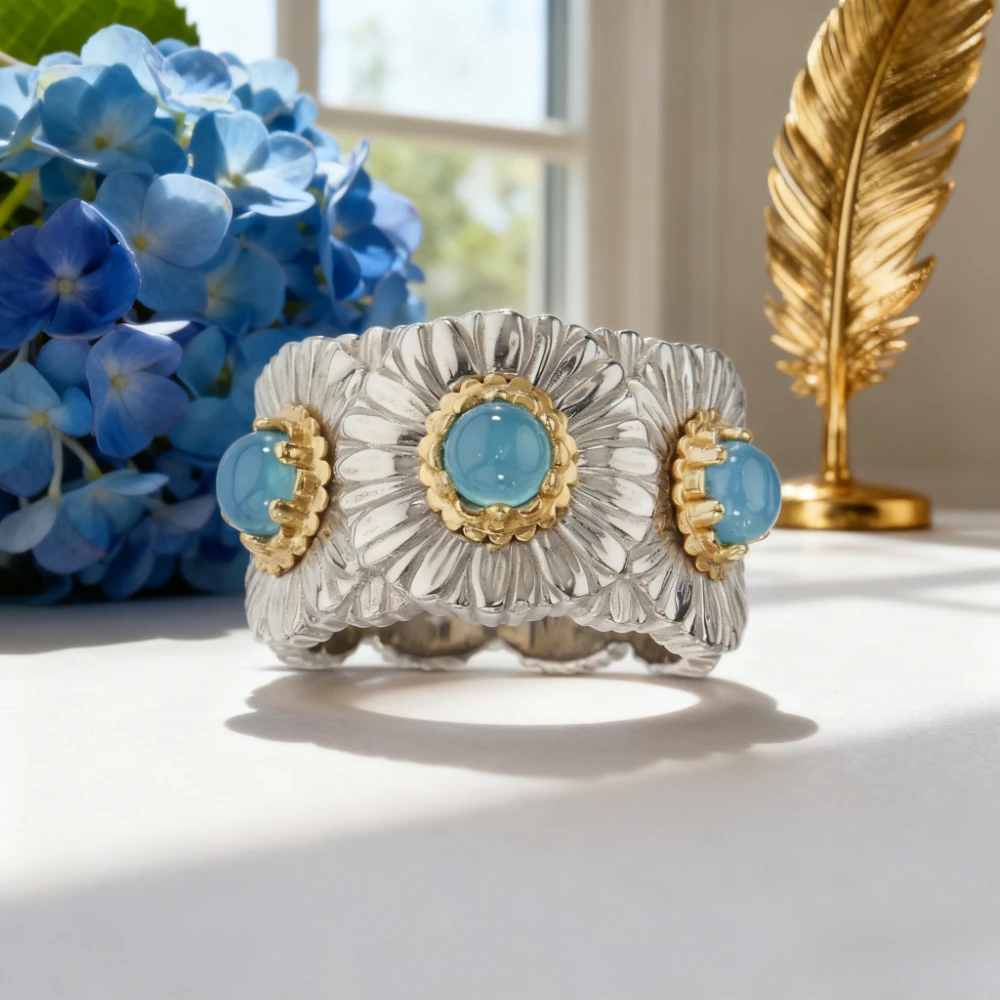 

Модная коллекция Кольцо с бриллиантом «Ромашка и синий агат» Изысканное мастерство Идеальный подарок