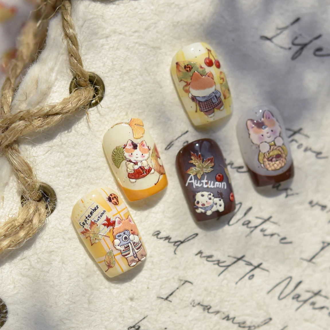 สติกเกอร์ตกแต่งเล็บลายใบแปะก๊วยใบเมเปิ้ลหน่อไม้สนน่ารักแมวน้อยเต่าทองผลเชอร์รี่ฤดูใบไม้ร่วงสุนัขลายใบไม้ร่วงสำหรับทำเล็บ