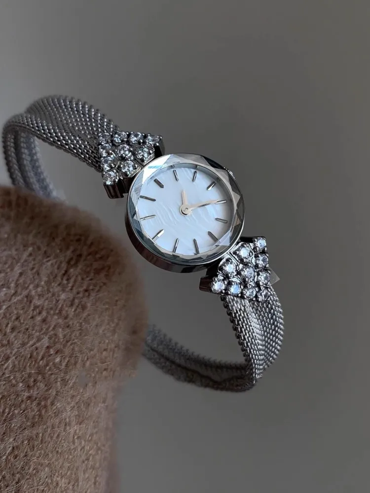 Fashion Design Women Quartz Watch Silvery Round Elegant Office Ladies Diamonds Wrist Watches