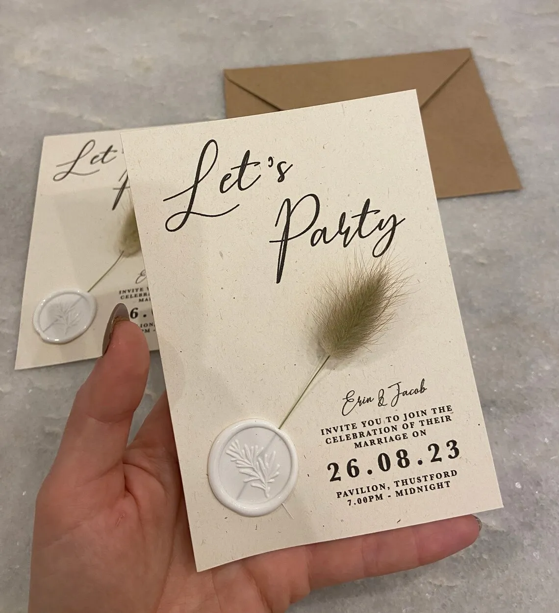 invitacion-de-boda-de-lujo-con-diseno-personalizado-de-colas-de-conejo