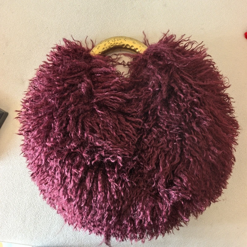 

Зимняя модная сумка из искусственного меха под шерсть для женщин, дизайнерская, с длинным пушистым мехом, мягкая, с золотистой ручкой, плюшевая сумка 2026