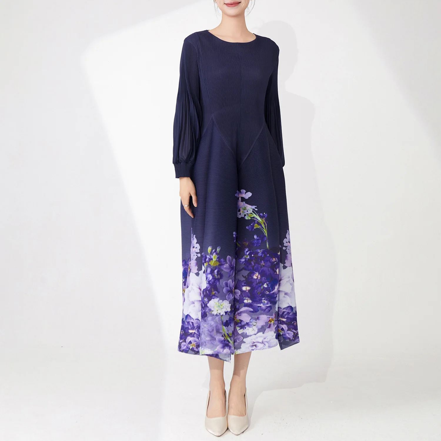 فستان مياكي بطباعة أرجوانية على الموضة بطيات للنساء فضفاض كاجوال بياقة دائرية وأكمام طويلة على شكل حرف a فساتين جديدة 2025