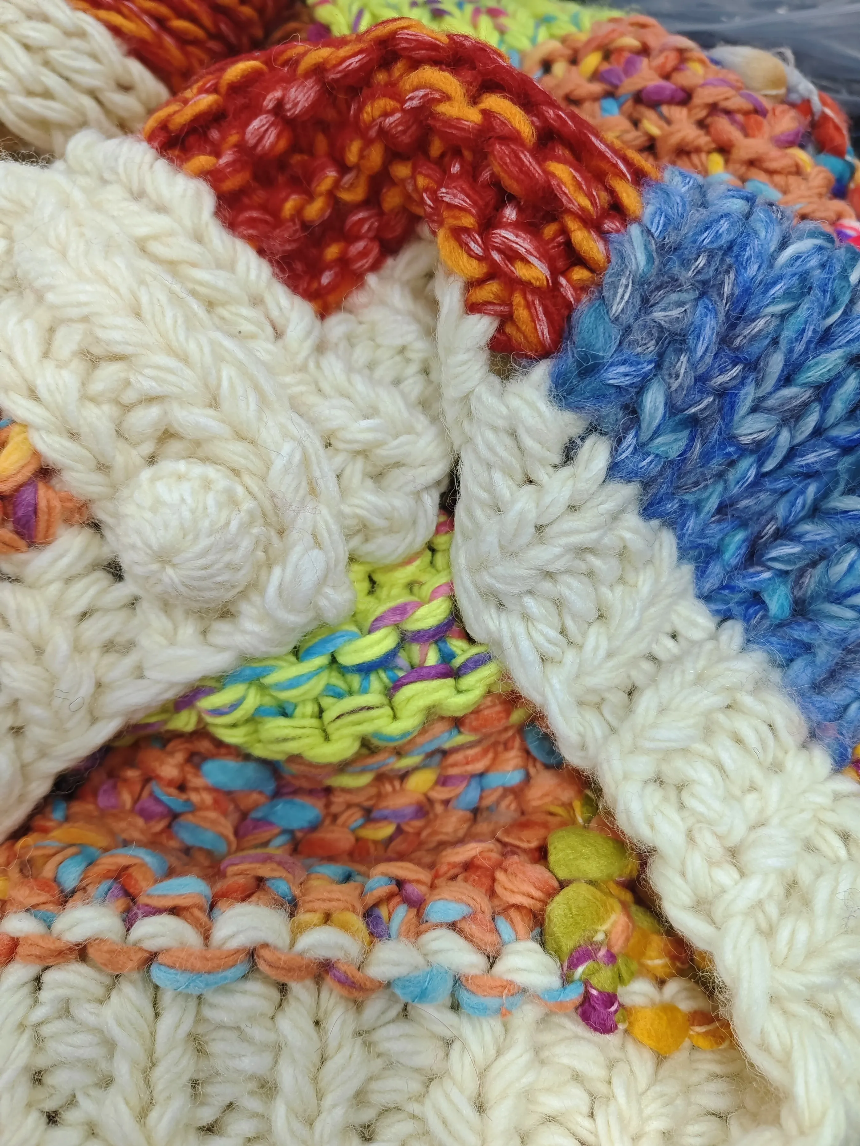 Damski ciepły sweter rozpinany na zimę 2025, kontrastowy kolor, dekolt w serek, długi rękaw, ręcznie robiony na szydełku, gruby sweter z dzianiny w warkoczowy wzór.