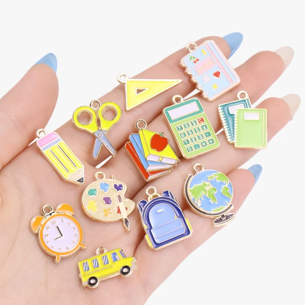 10 Peças de Pingentes de Esmalte Fofos com Formatos de Livro, Lápis, Régua, Mochila e Ônibus para Criação de Joias DIY, Material Escolar, Brincos, Chaveiros e Presentes de Joalheria
