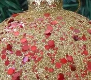 

Елочные украшения с золотыми стеклянными шариками.