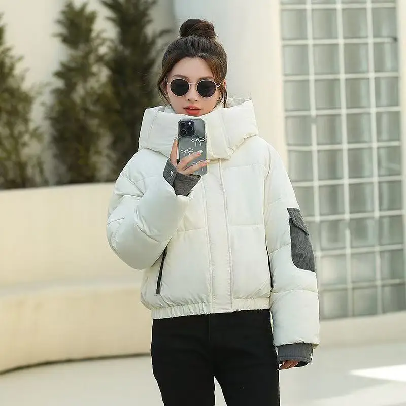 เสื้อโค้ทพาร์กาผู้หญิงแฟชั่นฤดูหนาวปี 2025 เสื้อแจ็คเก็ตบุผ้าฝ้ายแบบสั้นมีฮู้ด ดีไซน์ทันสมัย ให้ลุคหรูหราสำหรับสุภาพสตรี