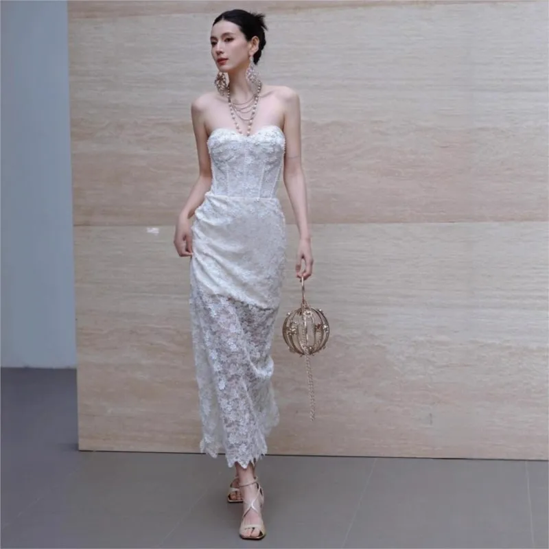 Neues trägerloses, figurbetontes Spitzenkleid mit Ausschnitten