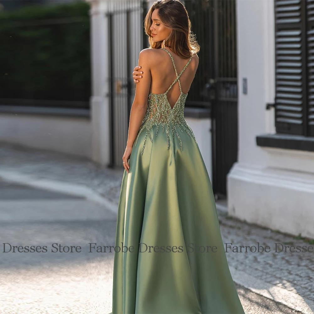 特別なイベント用のセクシーなドレス サテン Aライン プロムドレス グリーン スパゲッティストラップ ビーズ シャーリング クロスバックレス パーティードレス ロング