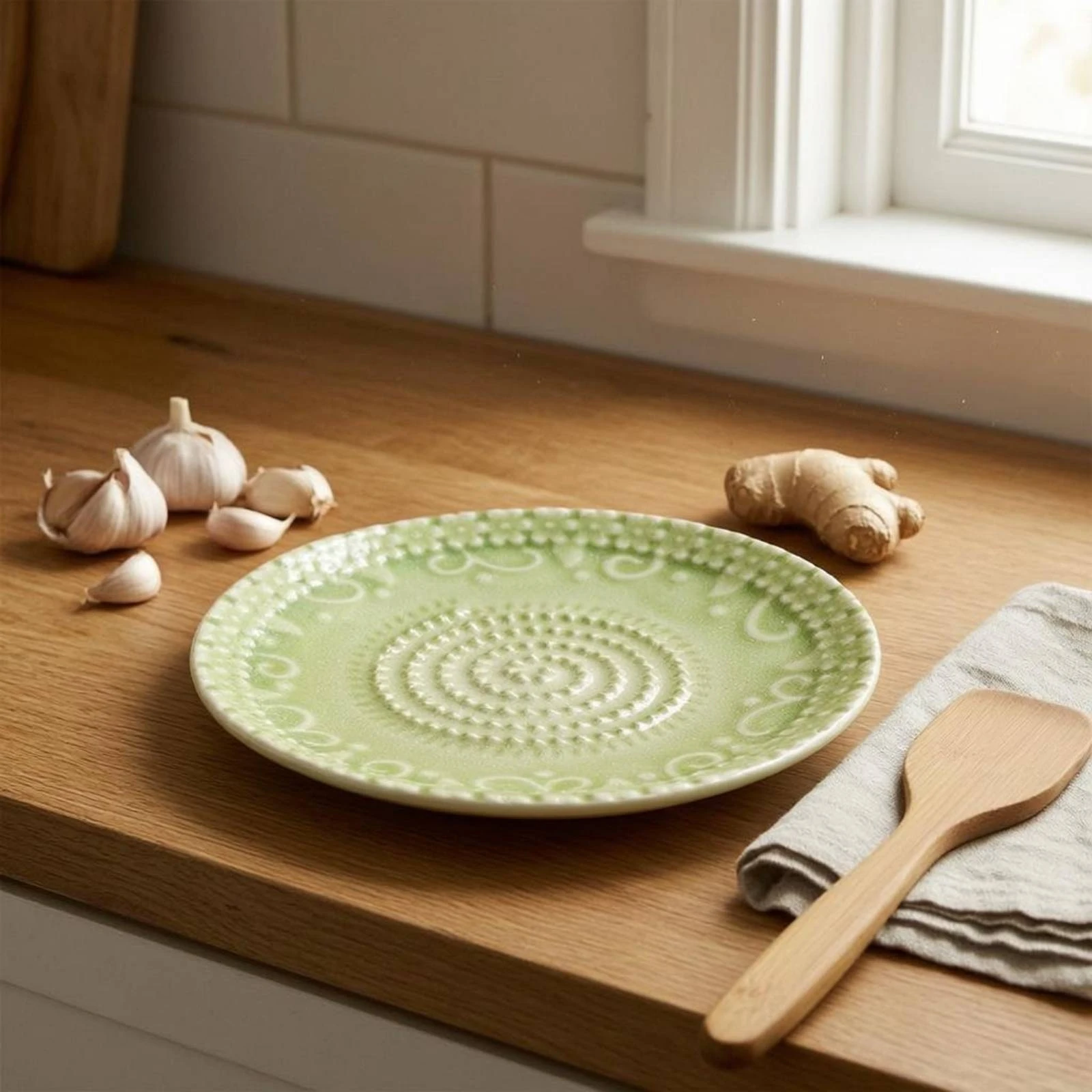 

Ceramic Garlic Grater Plate Stamped Relief Garlic Grinding Plate Ginger Grinding Dish Bladeless Wasabi Grater Dish