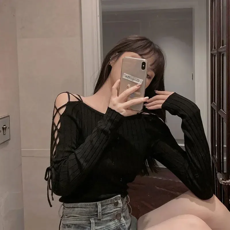 

Новая осенняя трикотажная рубашка с длинными рукавами и повязками, женские сексуальные топы с открытыми плечами, тонкий шикарный пуловер, однотонные женские топы