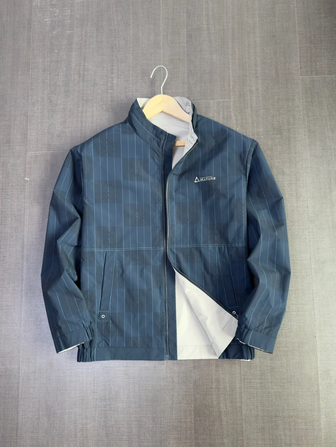 

Двустороннее носимое деловое повседневное пальто-джат со съемной кепкой, облегающее длинное волокно на молнии из полиэфирного волокна