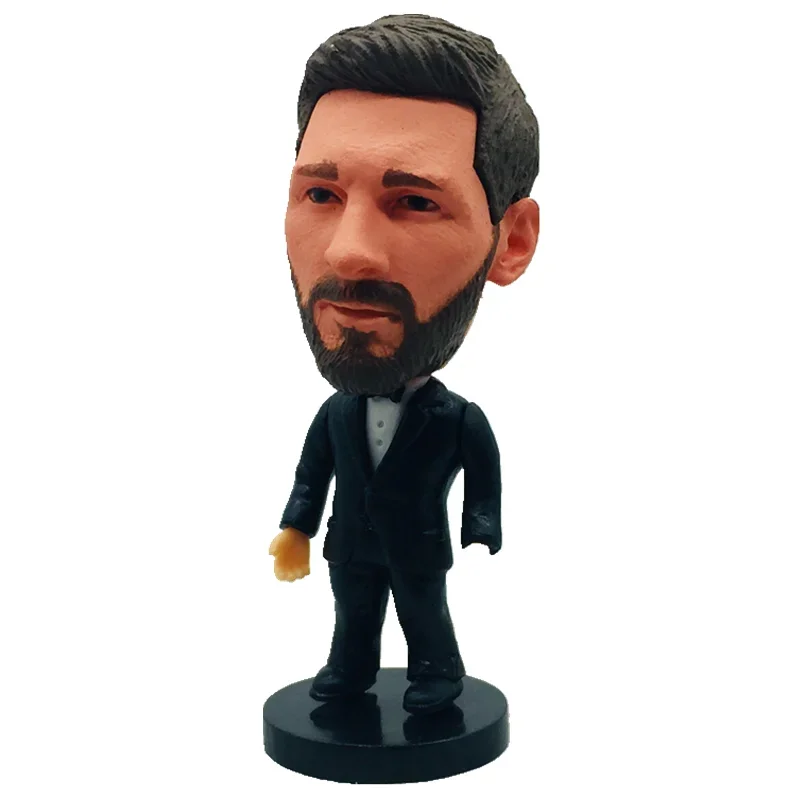 La colección exclusiva de Soccerwe presenta estrellas de fútbol en trajes formales y figuras de acción en miniatura en exhibición en esmoquin.