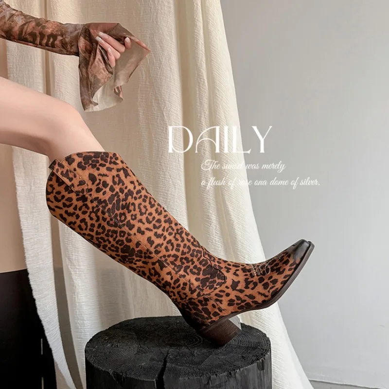 

Новинка 2026, осенне-зимние женские сапоги до колена, 22-25 см, фланелевые сапоги в стиле вестерн с леопардовым принтом и квадратным носком, длинные сапоги